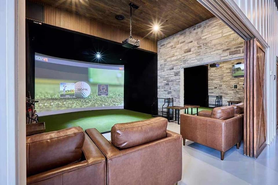 Why choose a curved screen over a flat screen for your indoor golf simulator?